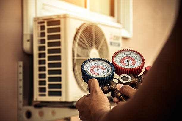 Professional Hvac technician working in Kenedy, TX